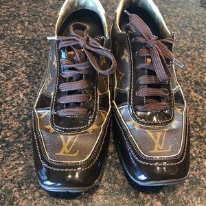 Louis Vuitton sneakers size 39